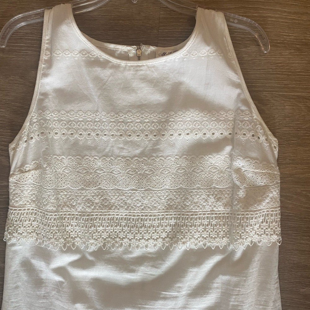 Summer dress with lace design